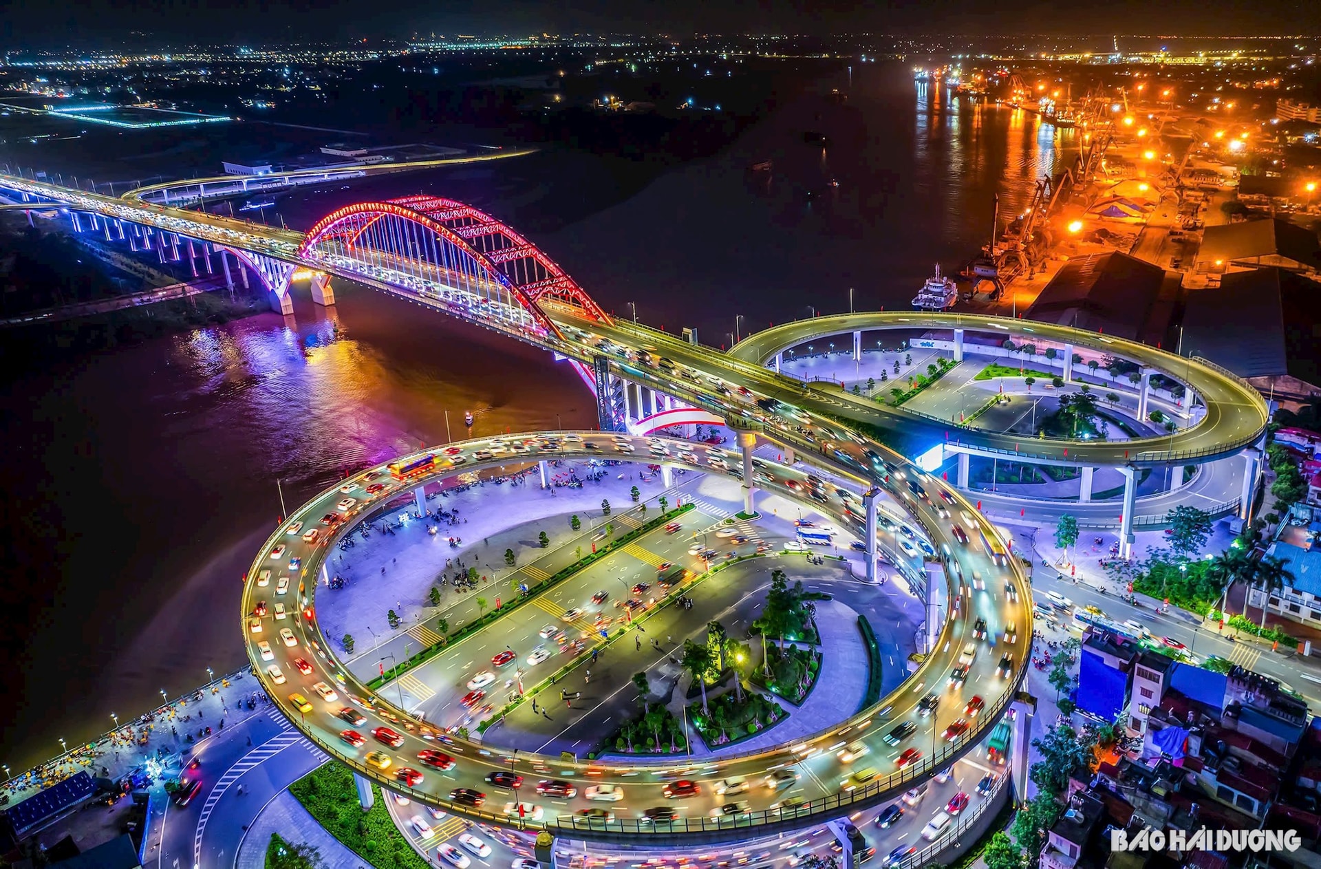 Cầu Hoàng Văn Thụ bắc qua sông Cấm, nối liền hai quận Hồng Bàng và Ngô Quyền với TP Thủy Nguyên. Trong ảnh: Cầu Hoàng Văn Thụ về đêm