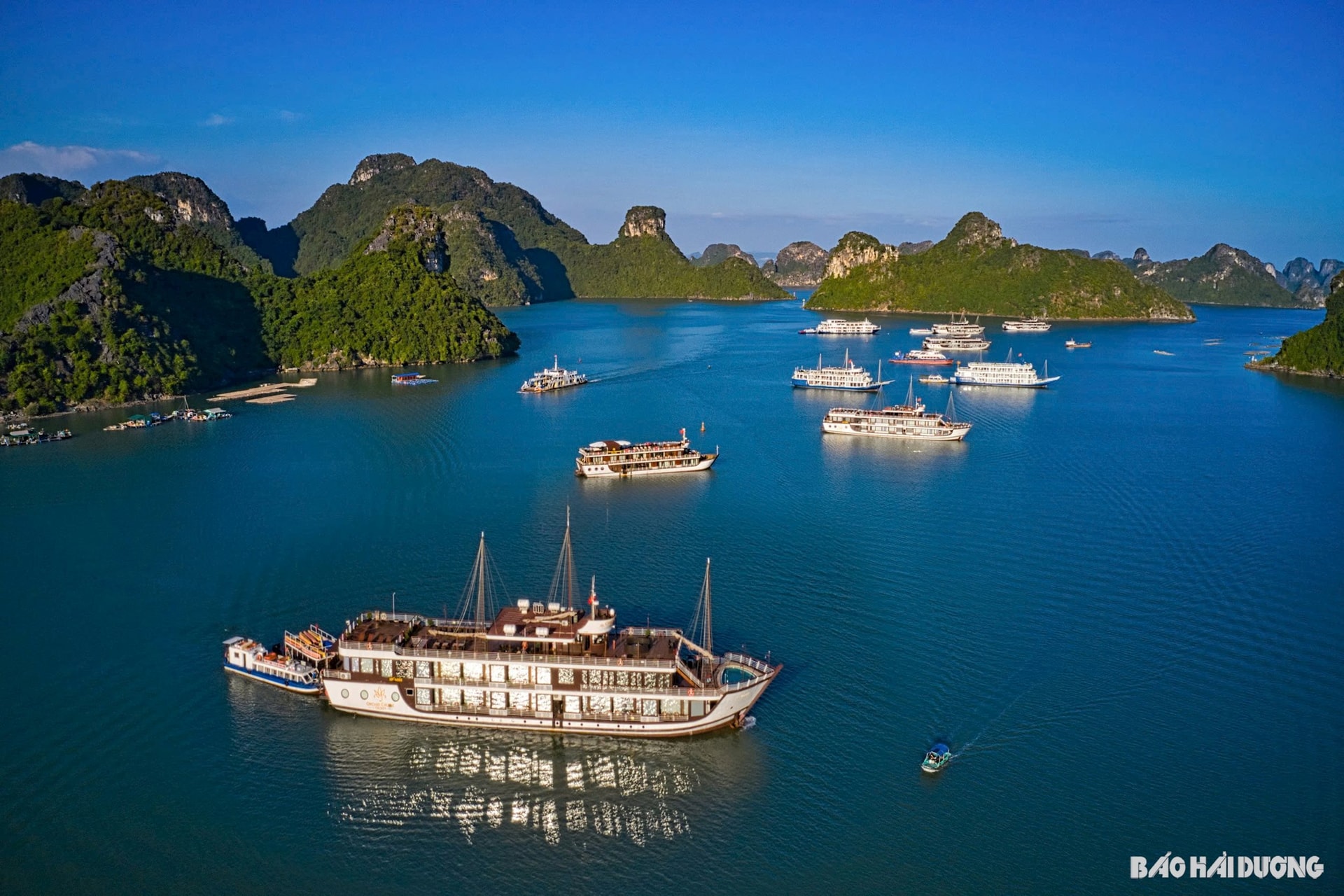 Từ tháng 5 - 8 biển êm, trời trong xanh, nhiều nắng và gió, thích hợp để bơi lội và trải nghiệm du thuyền, khám phá Vịnh Lan Hạ