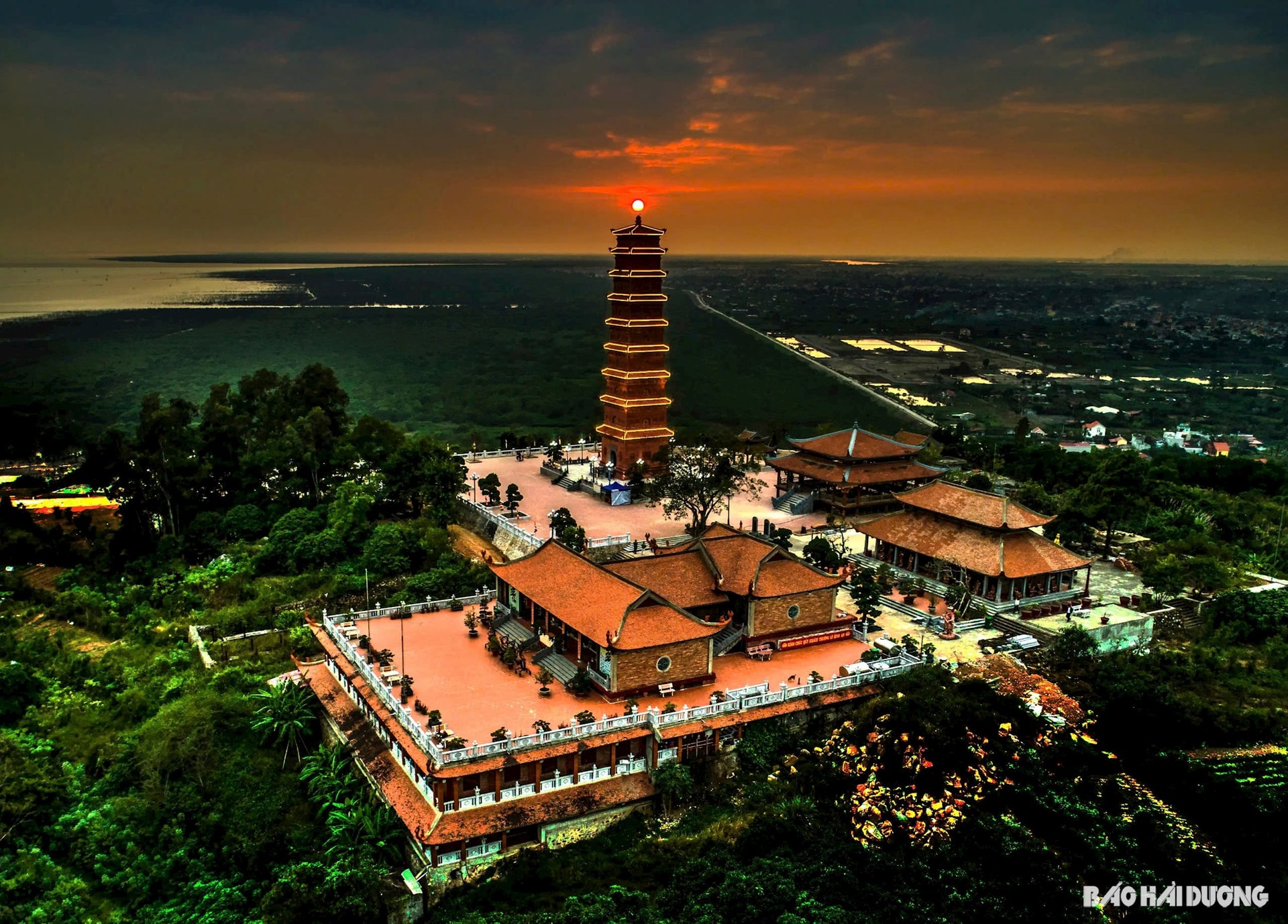 Quần thể chùa tháp Tường Long tọa lạc trên đỉnh Long Sơn, phường Ngọc Xuyên, quận Đồ Sơn là một di tích khảo cổ học tiêu biểu của văn hóa Việt Nam thời Lý - Trần