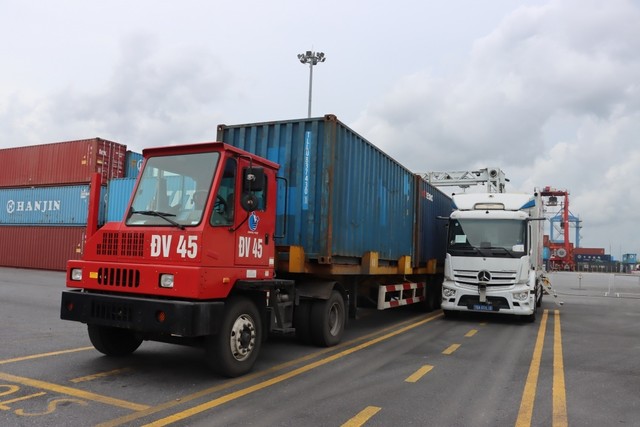 Hoạt động soi chiếu hàng hóa bằng máy soi container tại Chi cục Hải quan khu vực III.
