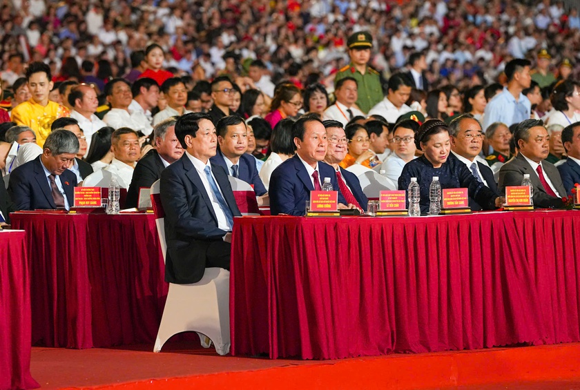 Chủ tịch nước Lương Cường cùng các đại biểu dự Lễ Kỷ niệm 70 năm Ngày giải phóng Hải Phòng.