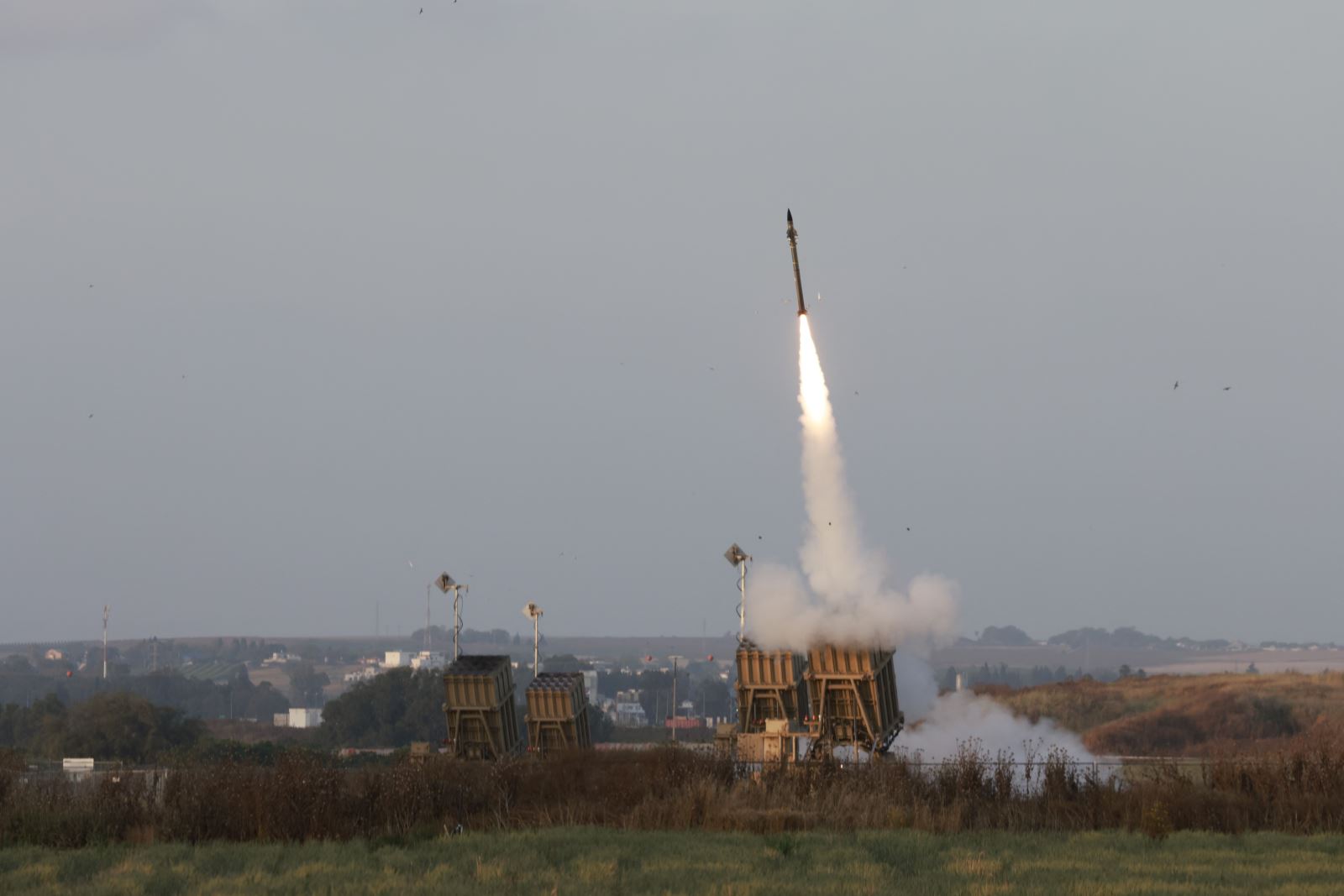 Hệ thống phòng không Iron Dome (Vòm Sắt) được kích hoạt tại thành phố Sderot, Israel để đánh chặn các tên lửa từ Dải Gaza, ngày 13/5/2023.
