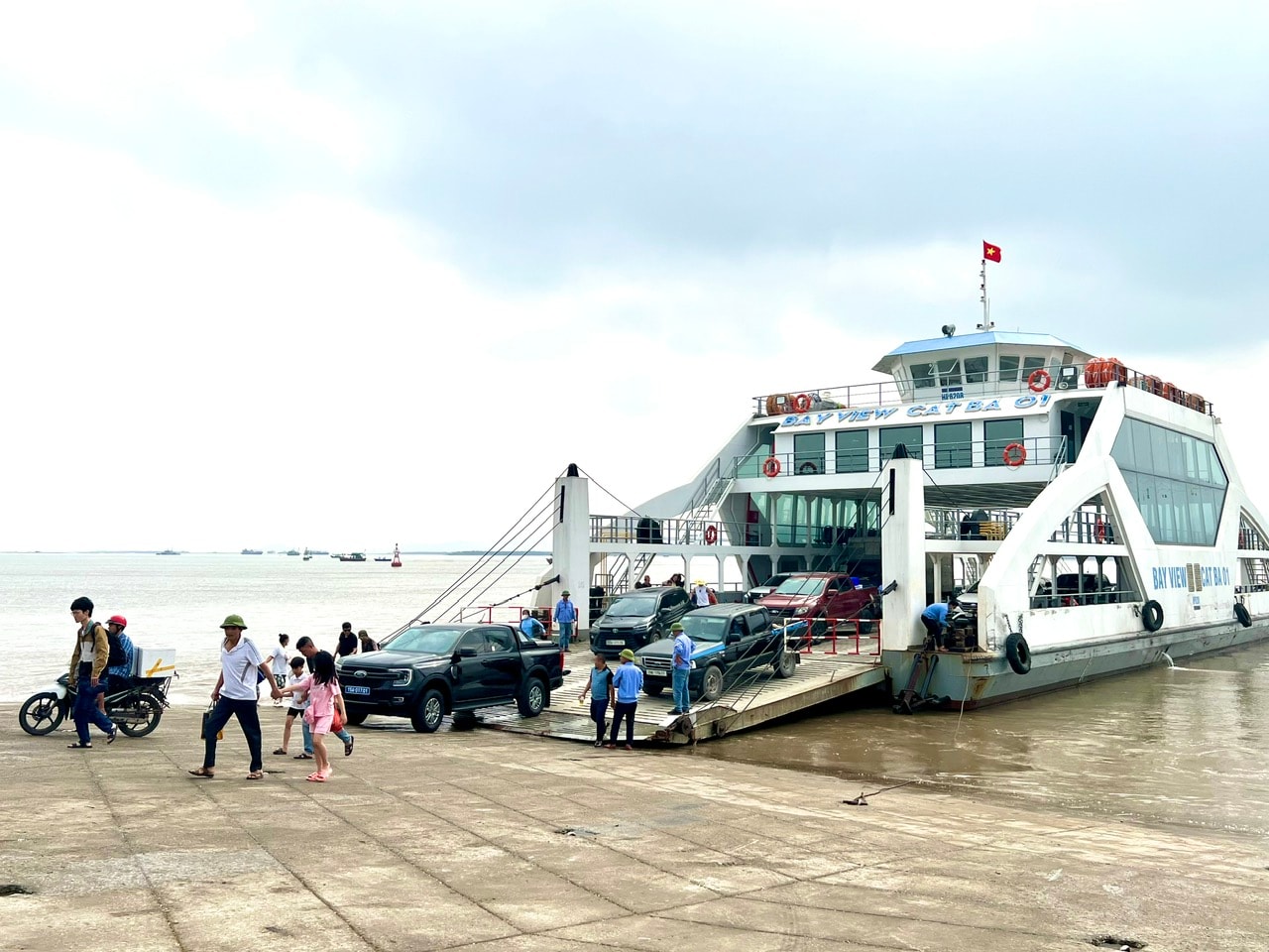 Phà chở khách ra đảo ngọc Cát Bà từ bến Cái Viềng - Đồng Bài được thiết kế hiện đại.
