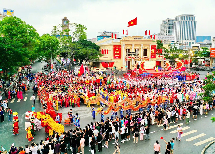  Nhà hát thành phố, một trong 2 điểm cầu truyền hình trực tiếp chương trình “Rạng rỡ Hải Phòng”.