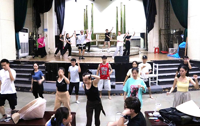 rr2Nghệ sỹ Nhà hát nghệ thuật đương đại Hải Phòng luyện tập chuẩn bị cho chương trình “Rạng rỡ Hải Phòng”.