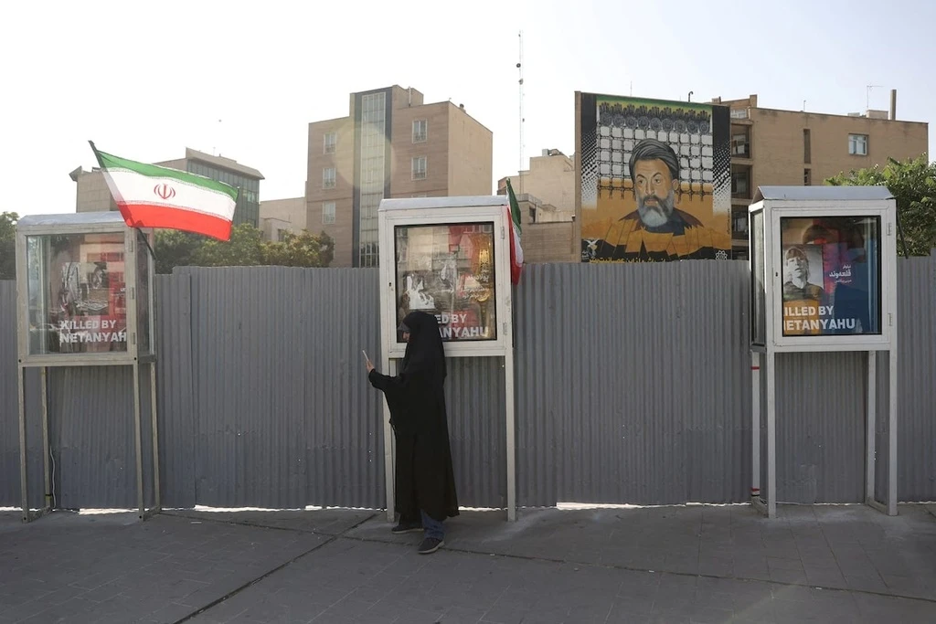 Một phụ nữ trên đường phố Tehran ngày 23/6 giữa tình hình xung đột căng thẳng giữa Iran - Israel.