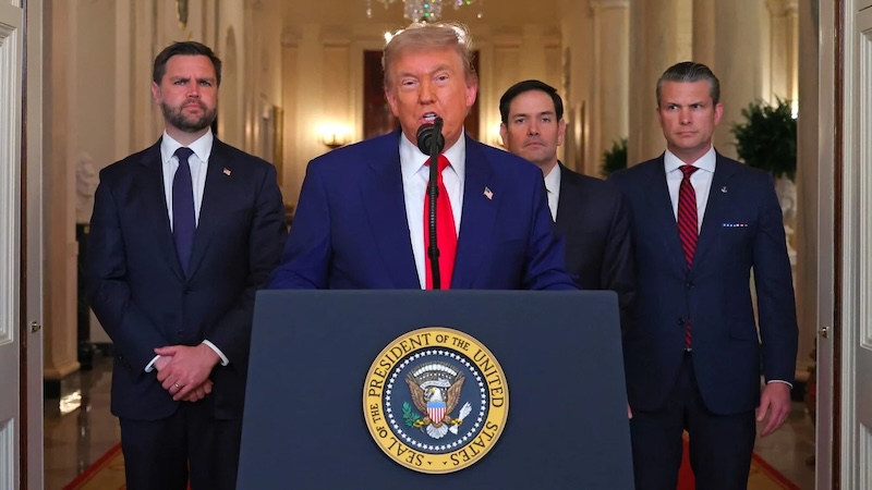 Tổng thống Mỹ Donald Trump phát biểu trước toàn quốc, cùng với Phó tổng thống JD Vance (bìa trái), Ngoại trưởng Marco Rubio (thứ hai từ phải sang) và Bộ trưởng Quốc phòng Pete Hegseth (bìa phải), từ Nhà Trắng vào ngày 21/6/2025.