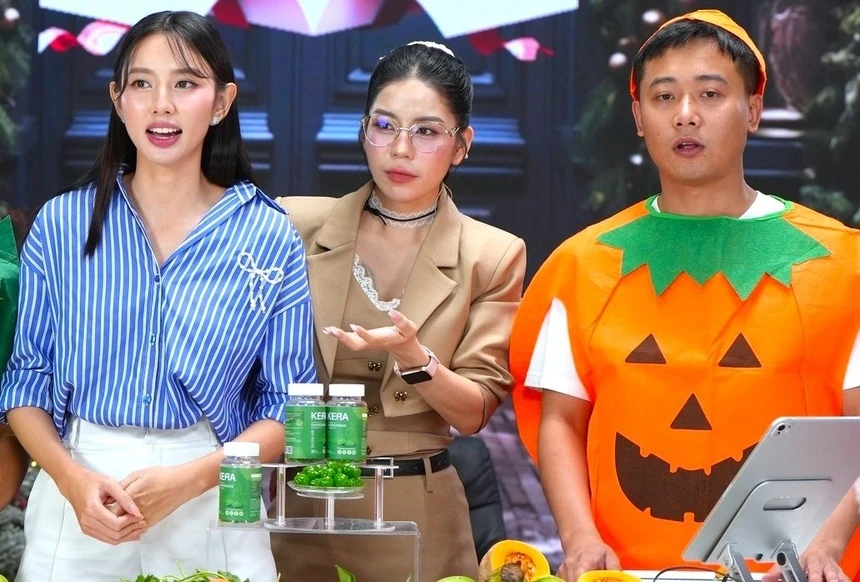 Hằng Du Mục, Hoa hậu Thùy Tiên và Quang Linh Vlog trong buổi livestream quảng cáo sản phẩm kẹo rau củ Kera.