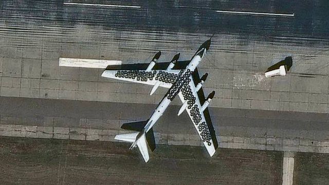Ukraine tấn công 5 sân bay Nga: mô hình chiến tranh bất đối xứng