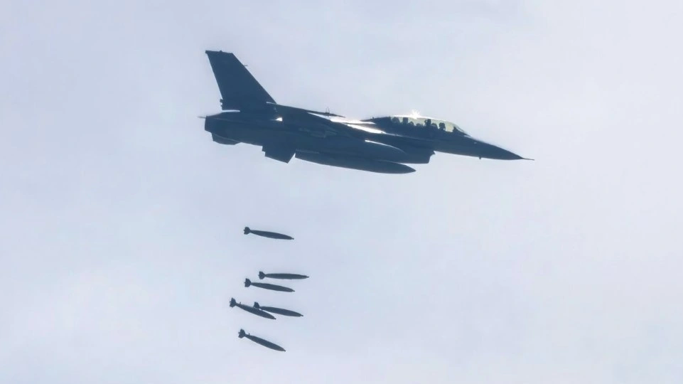Hình ảnh máy bay F-16 của Thái Lan không kích cơ sở quân sự của Campuchia