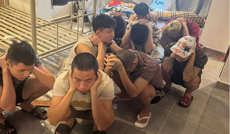 Một số người bị bắt trong chiến dịch truy quét của Campuchia.