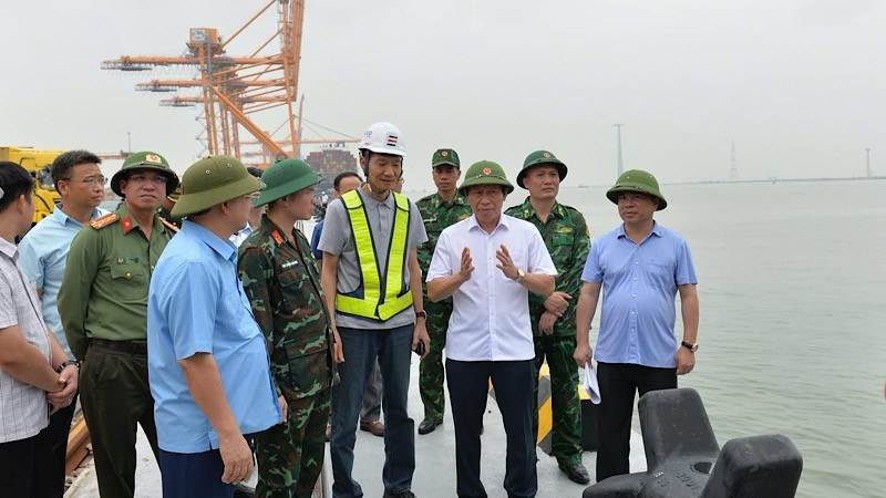 Đồng chí Lê Tiến Châu, Ủy viên Trung ương Đảng, Bí thư Thành ủy, Trưởng Đoàn đại biểu Quốc hội thành phố Hải Phòng kiểm tra công tác phòng, chống bão số 3 tại Đặc khu Cát Hải (Hải Phòng).