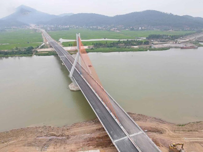 Cầu Đồng Việt nối Bắc Ninh - Hải Phòng.