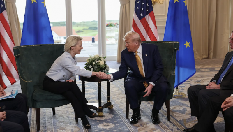 Chủ tịch Ủy ban châu Âu Ursula von der Leyen và Tổng thống Mỹ Donald Trump trong cuộc gặp tại Turnberry, Scotland. Ảnh: Reuters