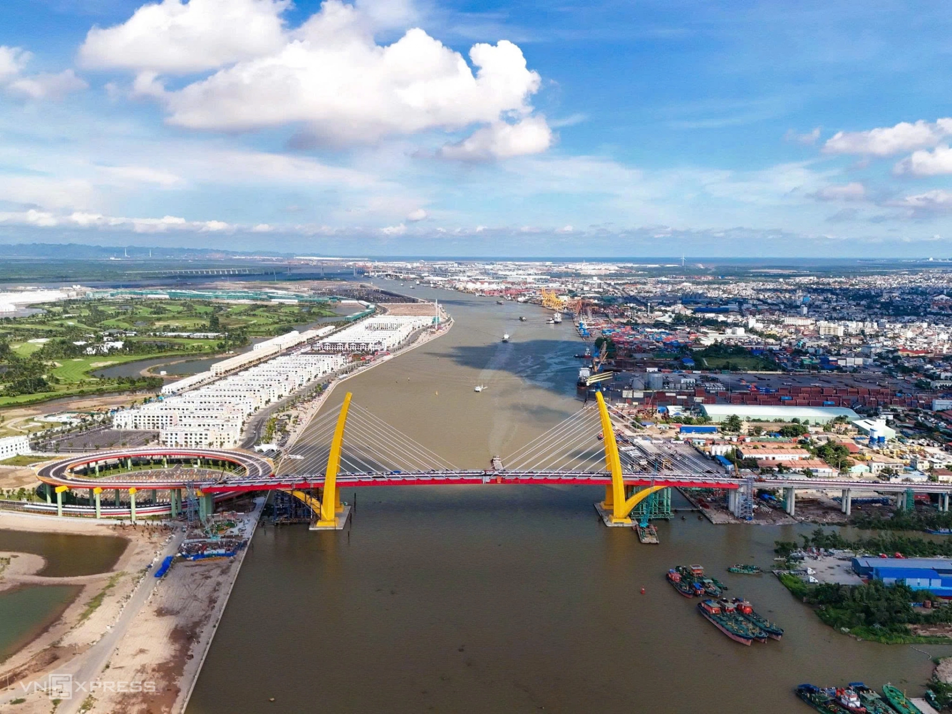 Cầu Hoàng Gia do tập đoàn Vingroup đầu tư, khởi công tháng 9/2023. Đây là cầu thứ 6 bắc qua sông Cấm ở Hải Phòng.