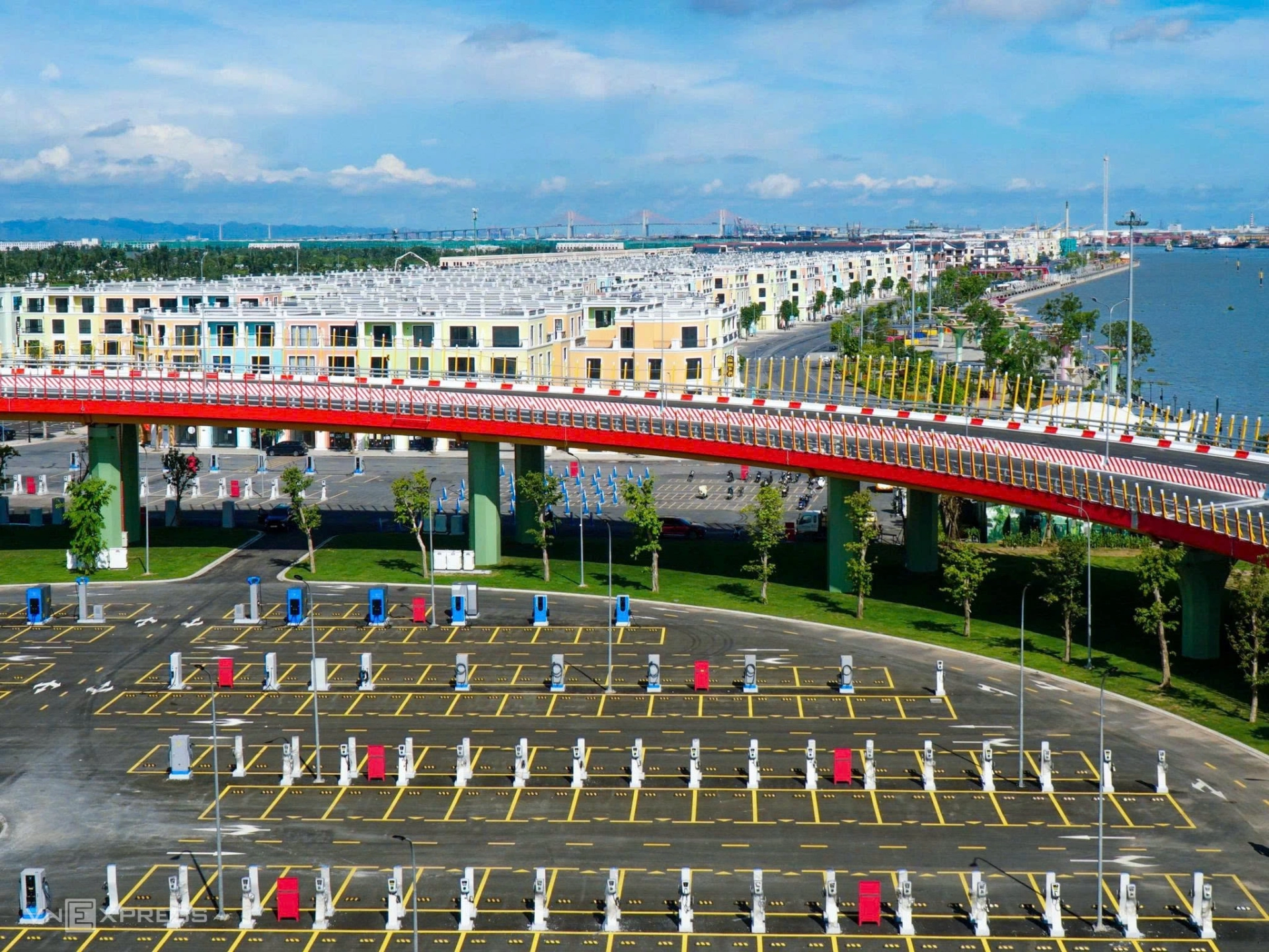 Khoảng giữa đường dẫn là bãi đỗ xe kèm trạm sạc điện.
