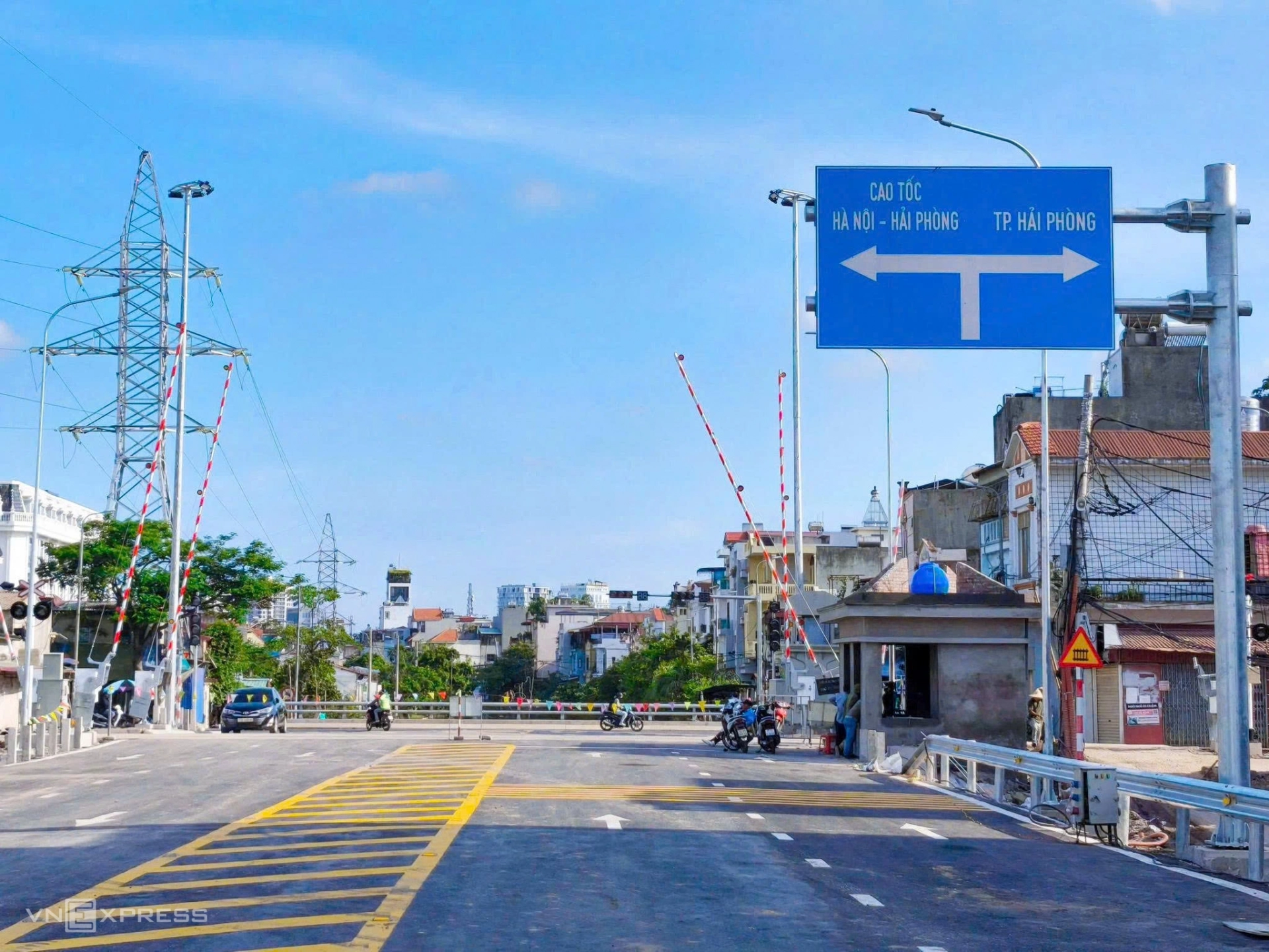 Đường dẫn phía đầu quận Ngô Quyền giao cắt với đường Lê Thánh Tông ở ngã ba cầu Tre, đã lắp hệ thống đèn tín hiệu giao thông, rào chắn với đường sắt.