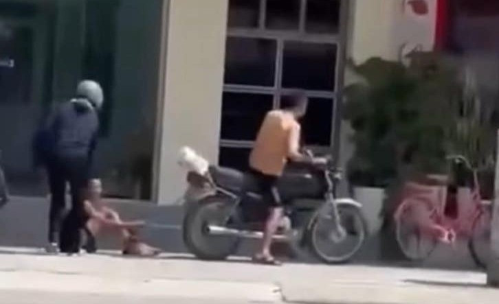 Hình ảnh người bố kéo lê con trên phố Hải Phòng.