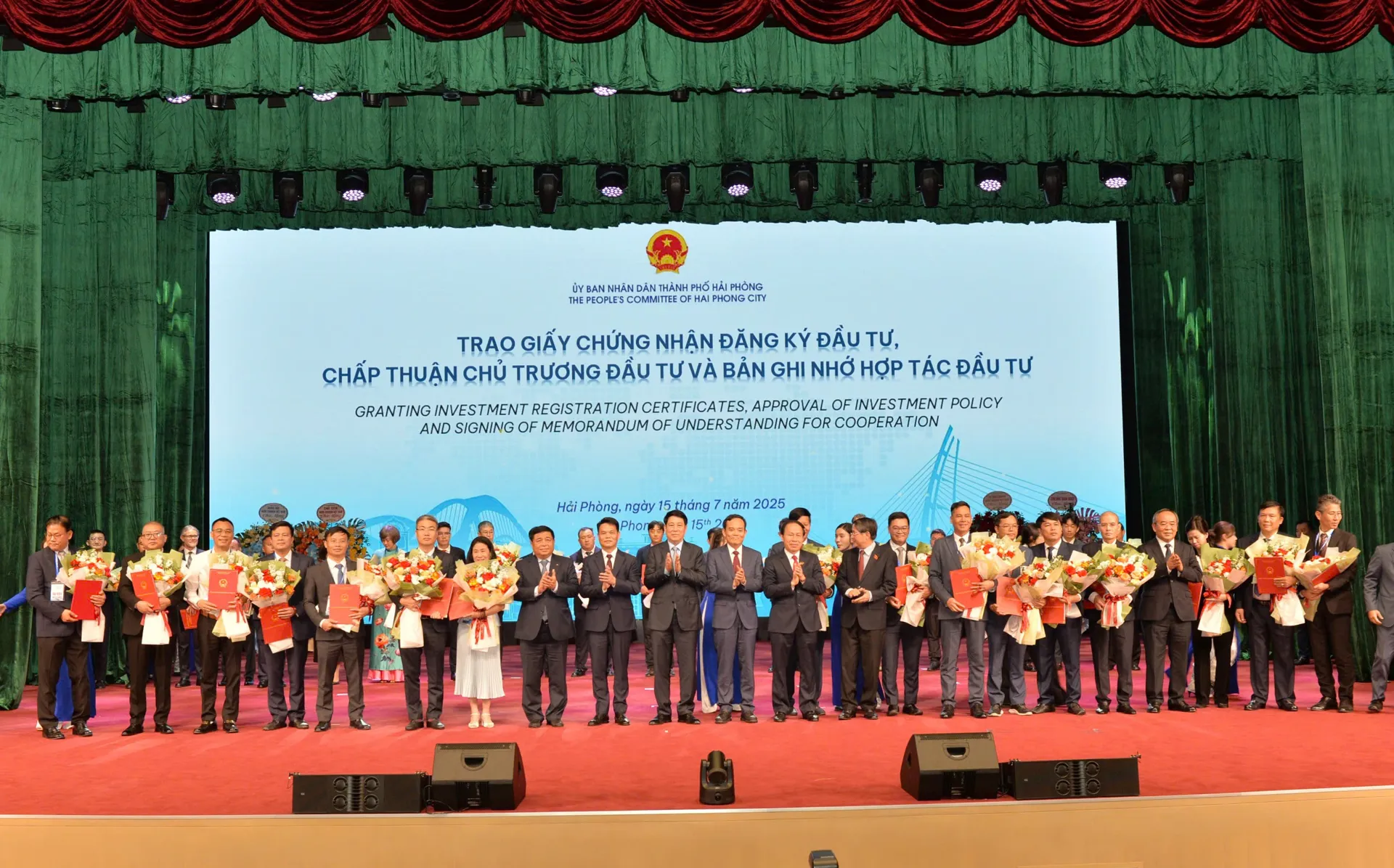 Chủ tịch nước Lương Cường tặng hoa và chụp ảnh lưu niệm cùng các đại biểu tham dự Hội nghị