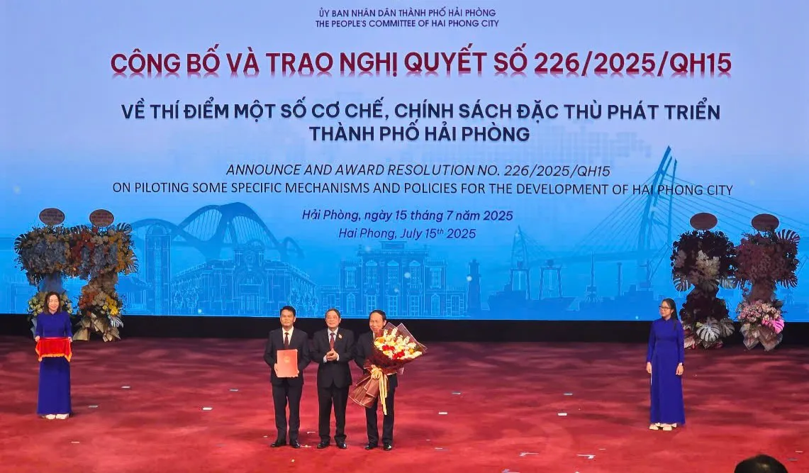 Phó Chủ tịch Quốc hội Nguyễn Đức Hải trao Nghị quyết số 226/2025/QH15 về thí điểm một số cơ chế, chính sách đặc thù phát triển TP Hải Phòng