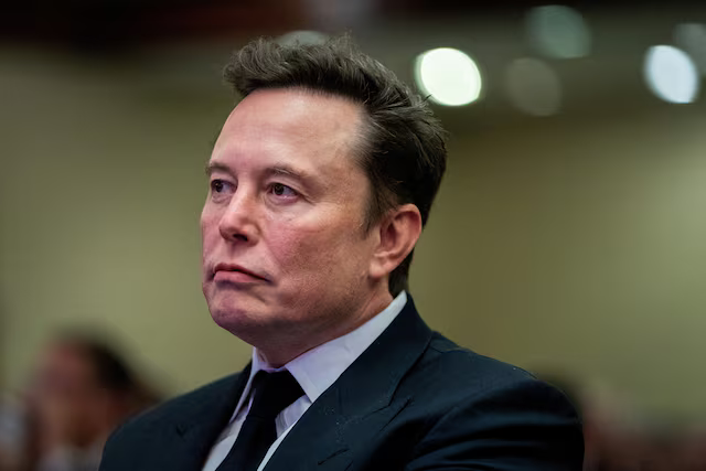 Giám đốc điều hành Tesla và chủ sở hữu X Elon Musk lắng nghe ông Donald Trump phát biểu trong cuộc họp với các đảng viên Cộng hòa tại Hạ viện tại khách sạn Hyatt Regency ở Washington vào ngày 13/11/2024.