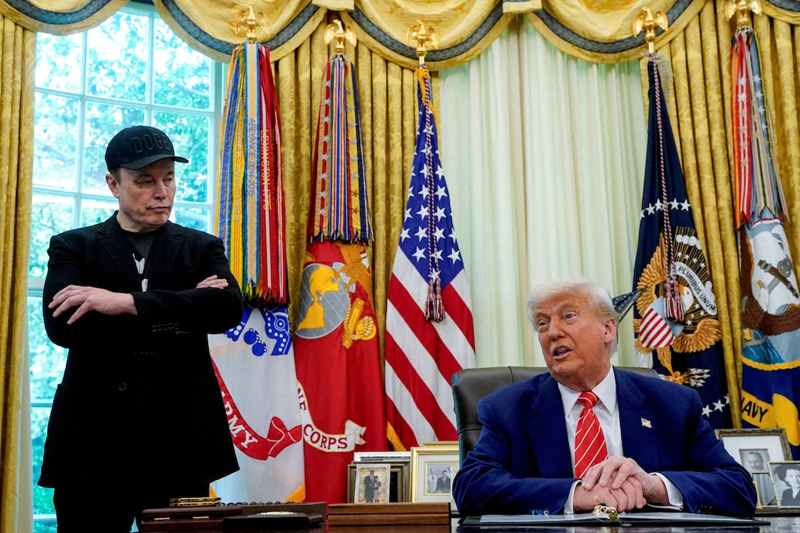Tỷ phú Elon Musk (trái) và Tổng thống Mỹ Donald Trump