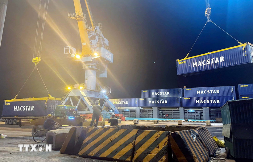 Container được bốc xếp tại cảng Vũng Áng.