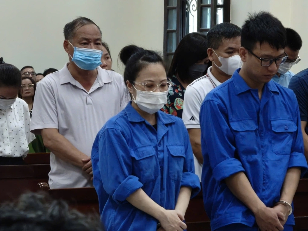 Bị cáo Tô Thị Thu Hương, Phó đội trưởng Đội thủ tục hàng hóa xuất nhập khẩu, Chi cục Hải quan Cảng 2 (đeo khẩu trang).