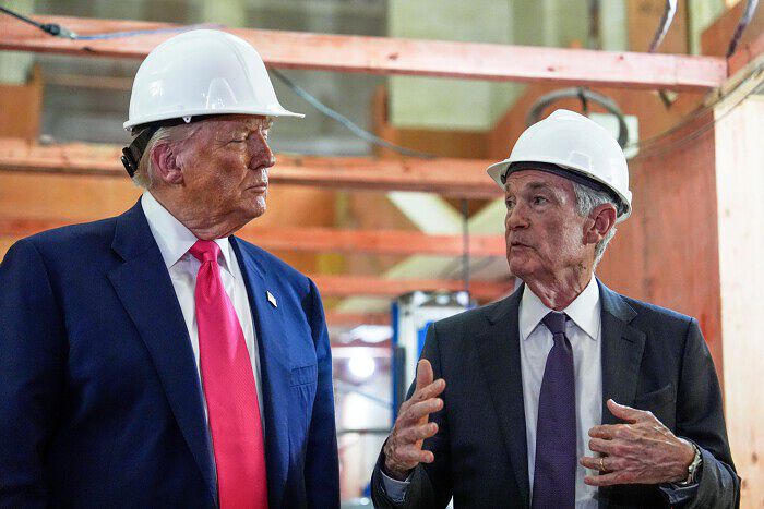 Tổng thống Mỹ Donald Trump và Chủ tịch Cục Dự trữ Liên bang Mỹ (Fed) Jerome Powell đến thăm công trường dự án cải tạo trụ sở Fed vào tháng 7.