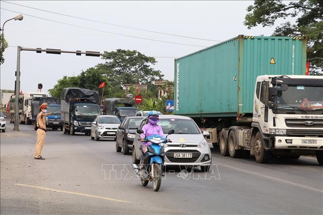 Tỉnh lộ 354 hẹp, thường xuyên tắc nghẽn.