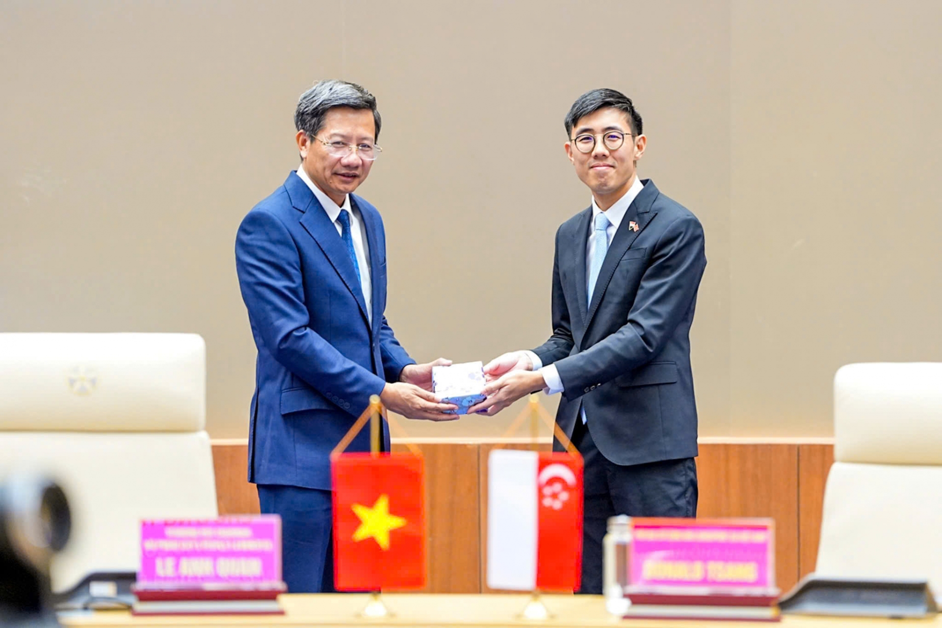 Ông Lê Anh Quân, Phó chủ tịch Thường trực UBND thành phố Hải Phòng và ông Donald Tsang, Phó Đại sứ Singapore tại Việt Nam trao quà lưu niệm.
