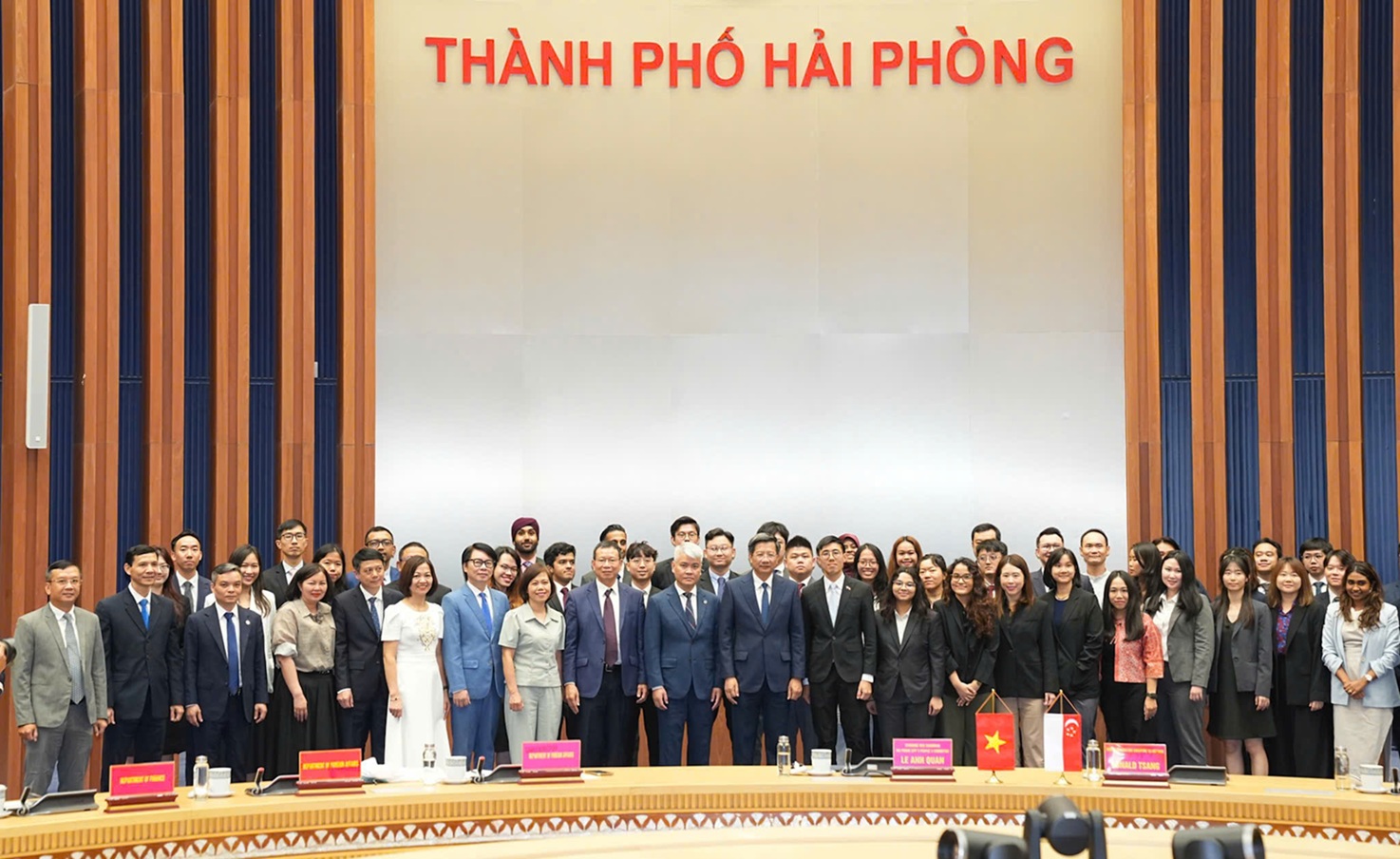 Đoàn công tác cùng lãnh đạo UBND thành phố Hải Phòng.