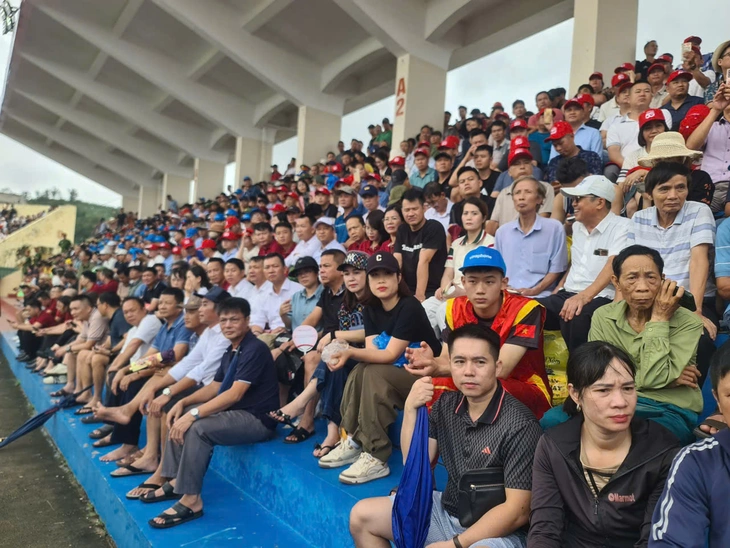 Hàng vạn người đi xem chọi trâu Đồ Sơn từ sáng sớm