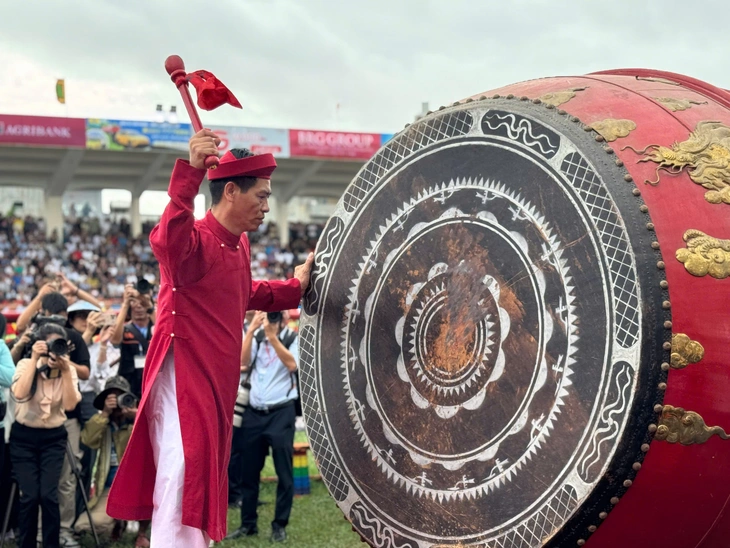 Đánh trống khai hội