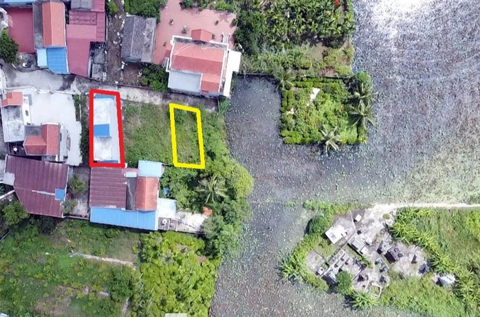  Ngôi nhà 2 tầng 'xây nhầm' ( ô khoanh đỏ) trên thửa đất của gia đình bà Trần Thị Kim L. Lô đất của ông Đỗ Văn H. cách đó chừng 20-30m (ô khoanh vàng).