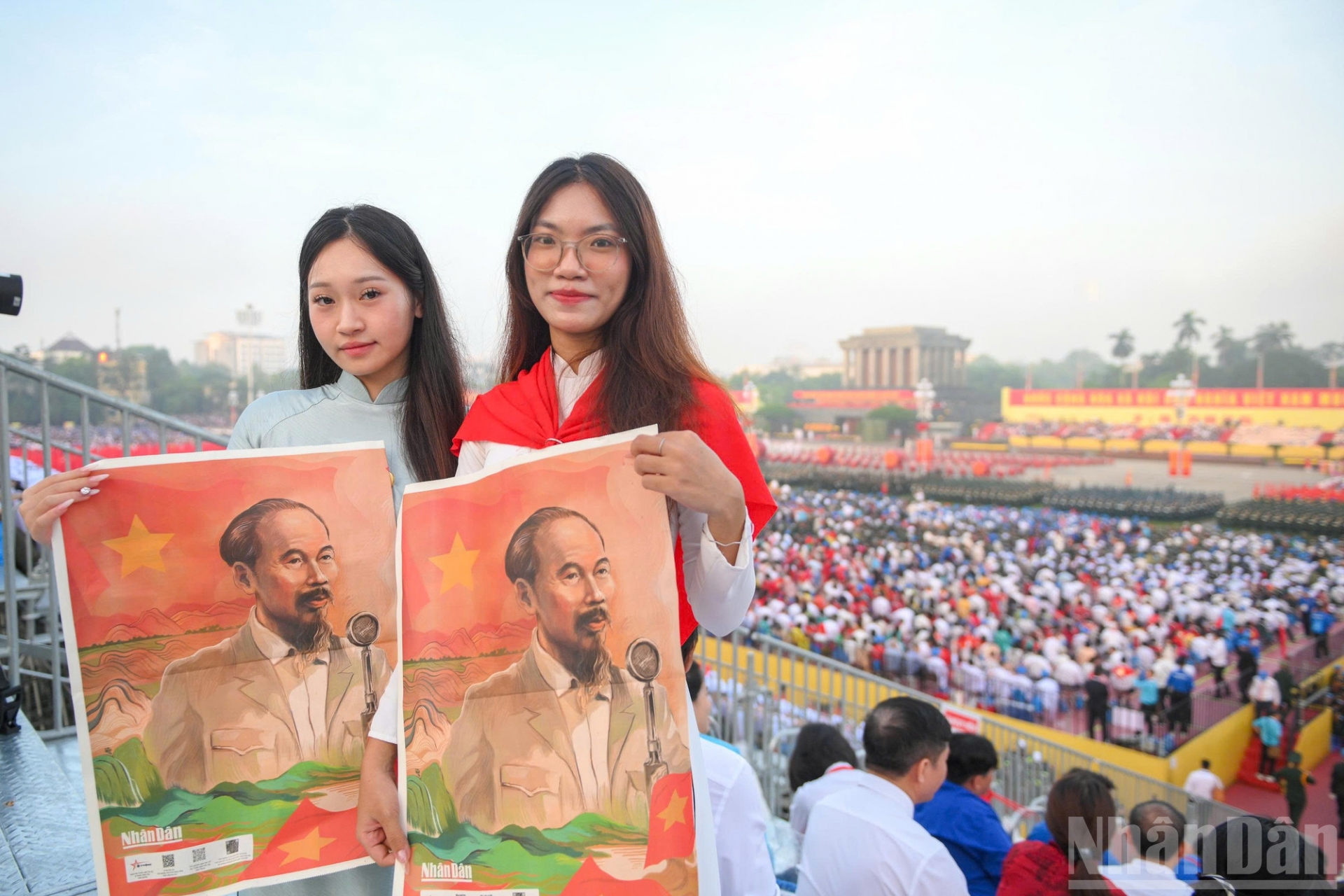 Hai độc giả thể hiện niềm vui khi được cầm trên tay tờ phụ san đặc biệt ra mắt dịp 2/9 của Báo Nhân Dân.