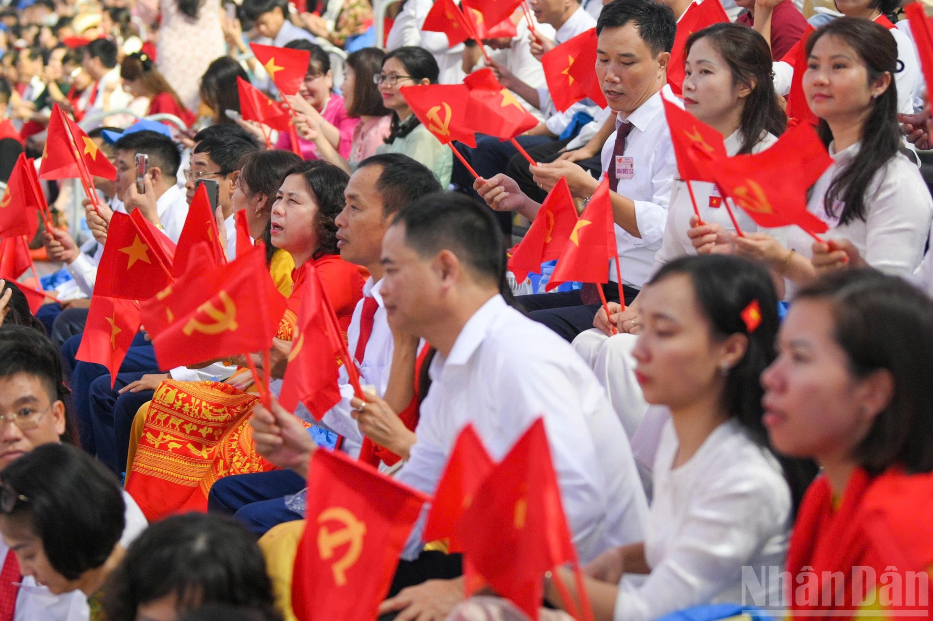 Người dân chăm chú dõi theo chương trình.