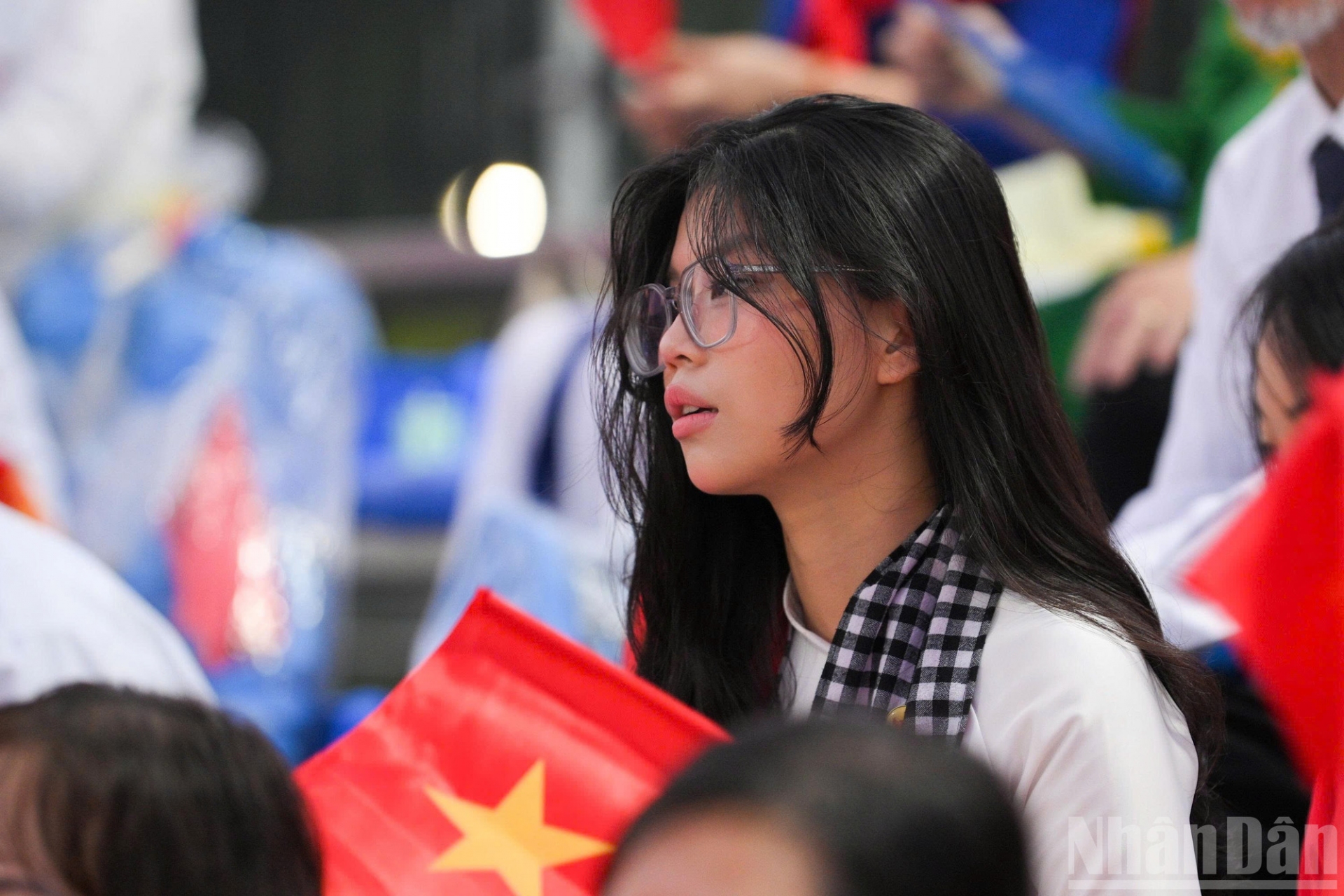 Trang phục áo dài, khăn rằn cùng cờ hoa được nhiều người lựa chọn để tham gia buổi lễ trọng đại.