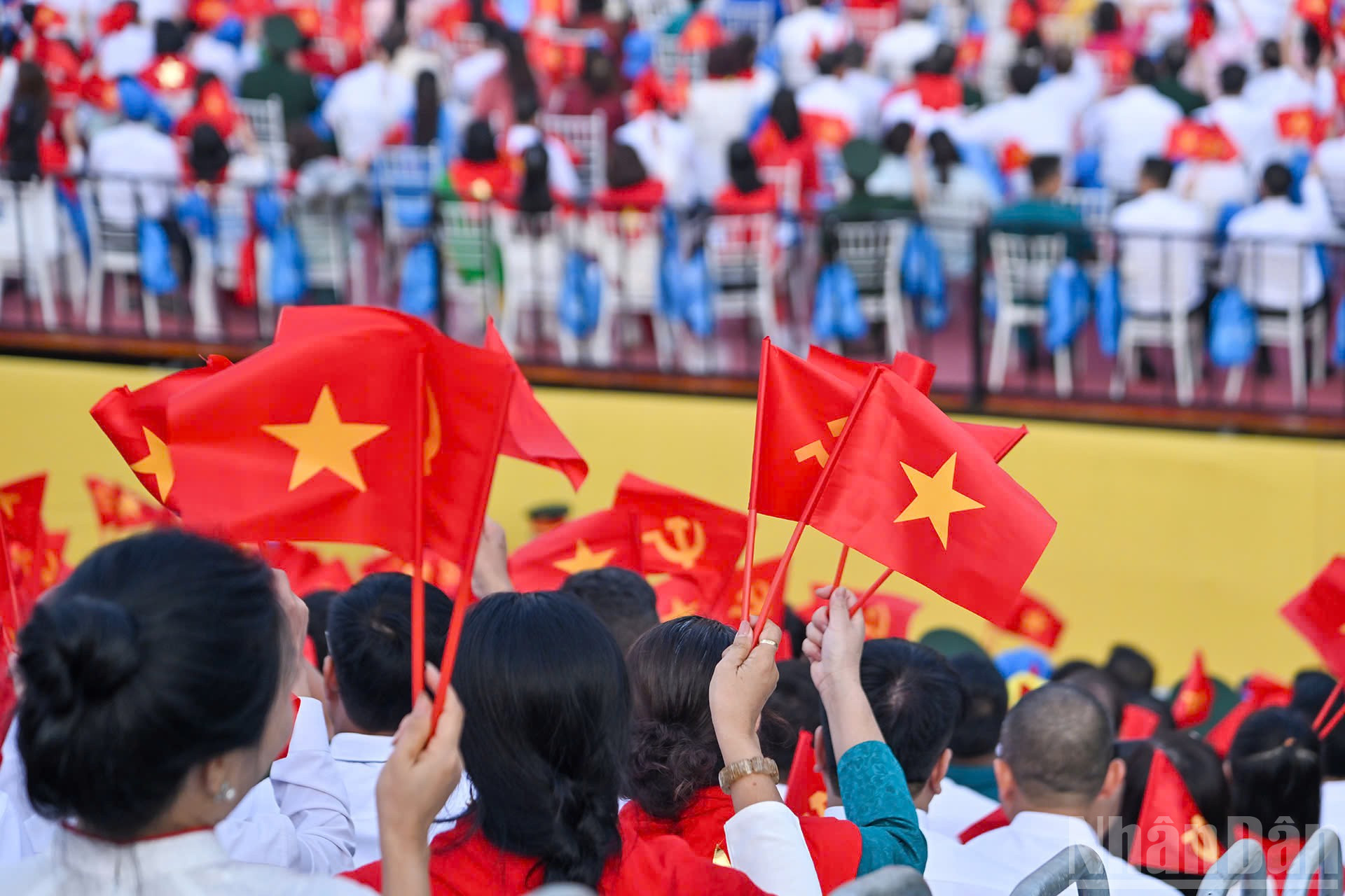 Lá cờ đỏ sao vàng tung bay phấp phới trong không khí hân hoan của ngày Tết độc lập.