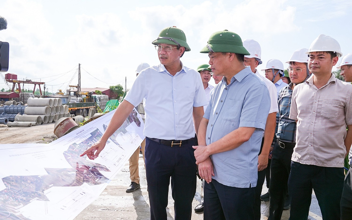 Ông Lê Ngọc Châu - Chủ tịch UBND TP Hải Phòng và đoàn công tác kiểm tra thực địa 2 dự án trọng điểm.