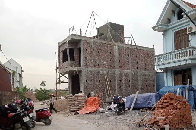 Dù đã có đơn kiến nghị sớm về sự việc nhưng người xây nhầm nhà vẫn cố tình hoàn thiện.