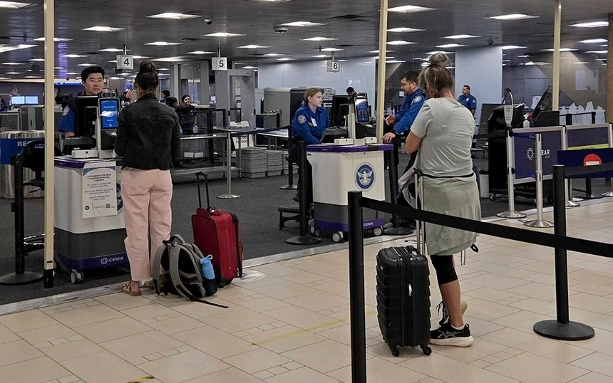 Hành khách làm thủ tục kiểm tra giấy tờ tại sân bay Sky Harbor, thành phố Phoenix, bang Arizona, ngày 7/9, trong thời gian chính phủ Mỹ đóng cửa.