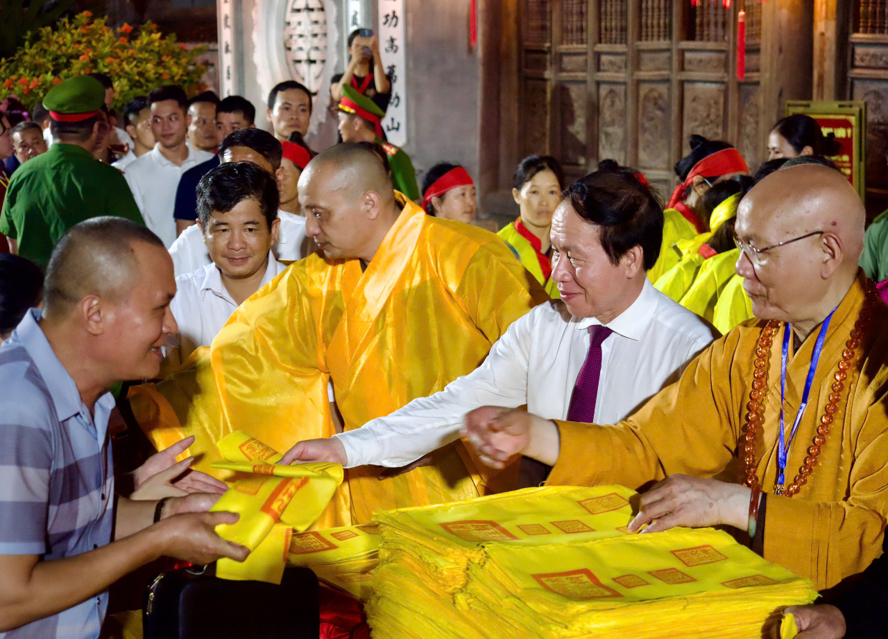 Đồng chí Lê Tiến Châu, Ủy viên Trung ương Đảng, Bí thư Thành ủy Hải Phòng phát ấn cho người dân