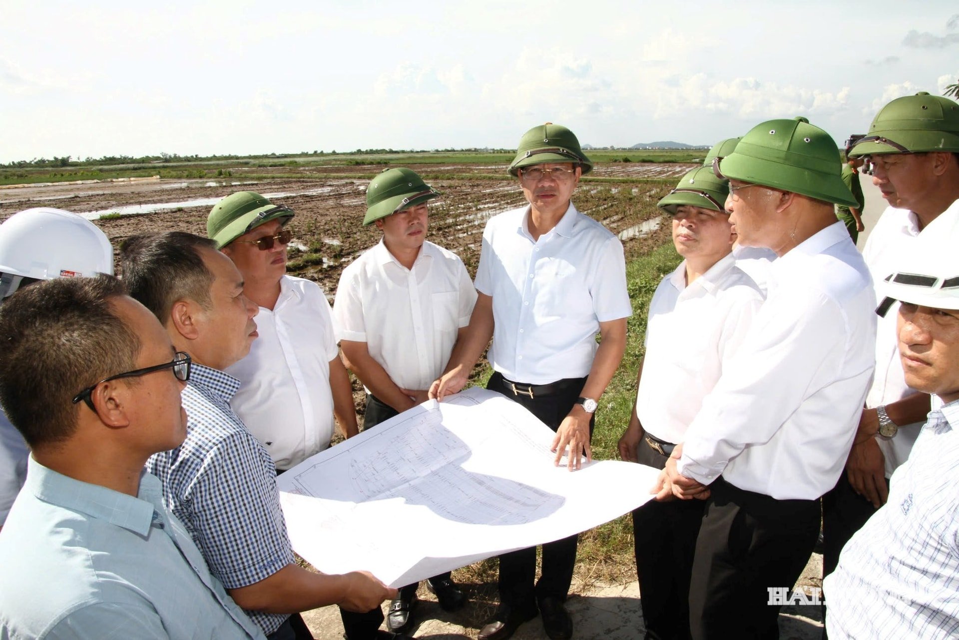 Đồng chí Lê Anh Quân, Uỷ viên Ban Thường vụ Thành uỷ, Phó Chủ tịch Thường trực UBND thành phố kiểm tra dự án phát triển hạ tầng Khu công nghiệp Tân Trào (giai đoạn 1).