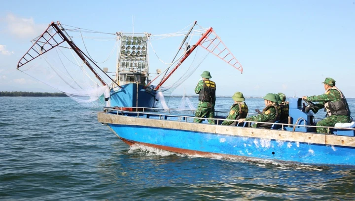 Lực lượng biên phòng tại Móng Cái, tỉnh Quảng Ninh hướng dẫn tàu thuyền vào nơi tránh trú bão an toàn trong ngày 4/10.