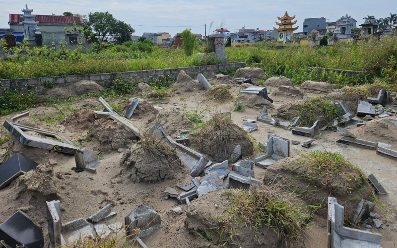 Những ngôi mộ giả đã được tháo dỡ.