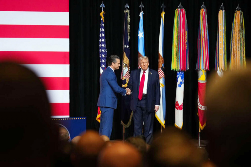 Tổng thống Mỹ Donald Trump và Bộ trưởng Chiến tranh Pete Hegseth xuất hiện trước hàng trăm tướng lĩnh quân đội Mỹ.