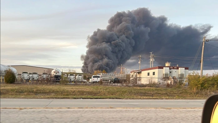 Khói đen bốc lên gần sân bay quốc tế Louisville Muhammad Ali (SDF) ở bang Kentucky.