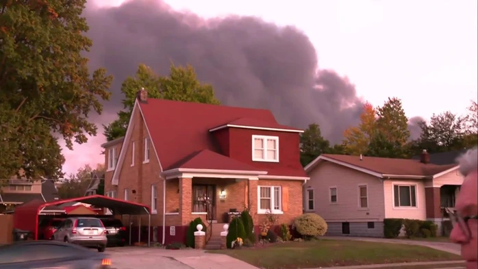 Người dân sống gần khu vực sân bay được cảnh báo trú ẩn trong nhà.