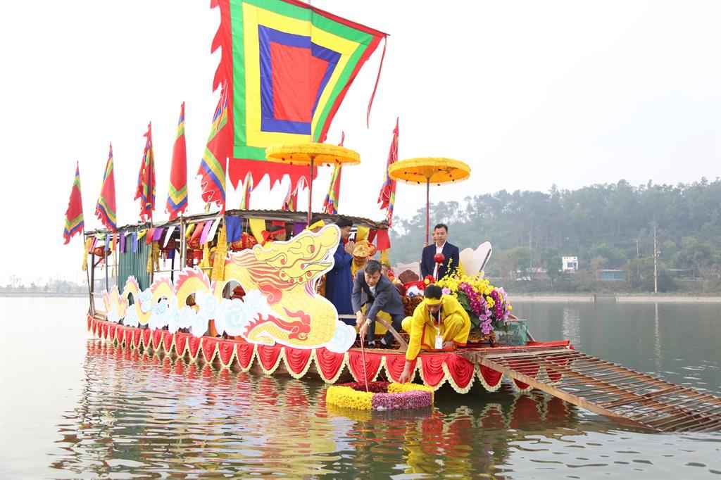 Hơn 1.500 người tham gia lễ rước nước tại chùa Côn Sơn